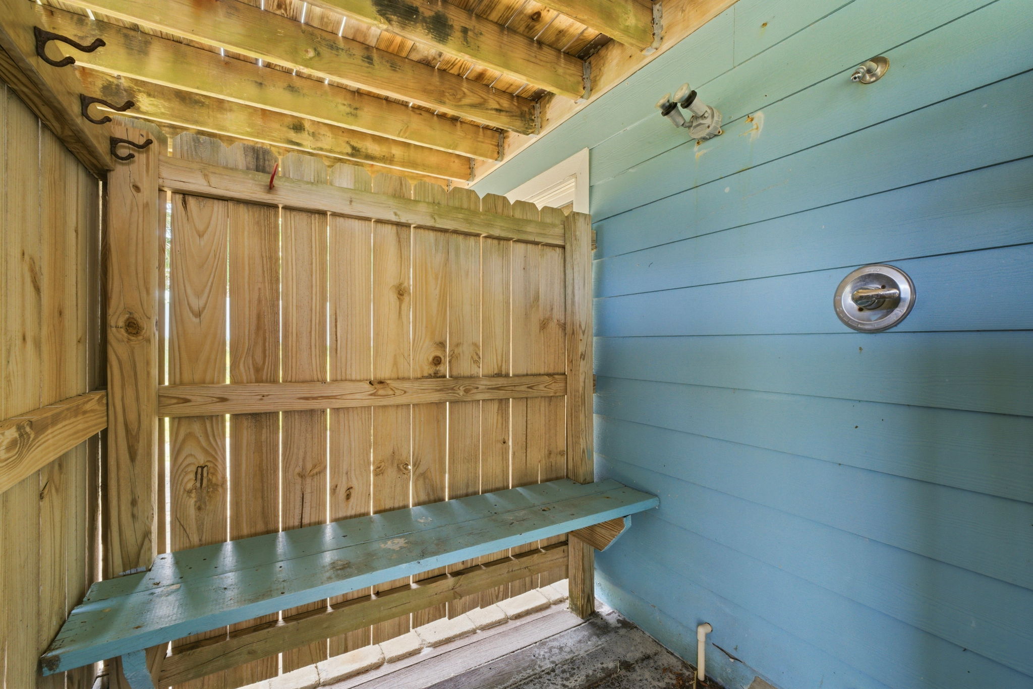 Outdoor shower at Beach Blessings